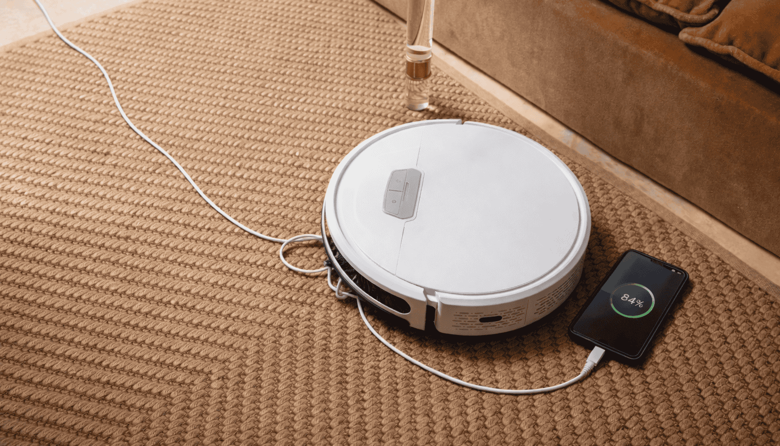 Robotstofzuiger in moeilijkheden door kabel op de vloer