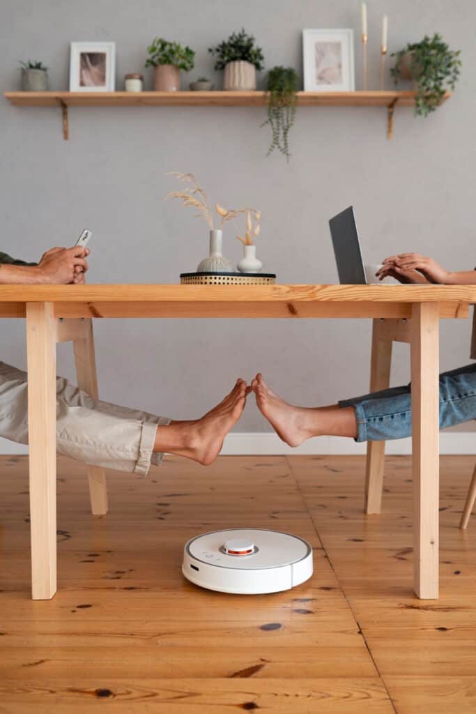 Robotstofzuiger onder de tafel