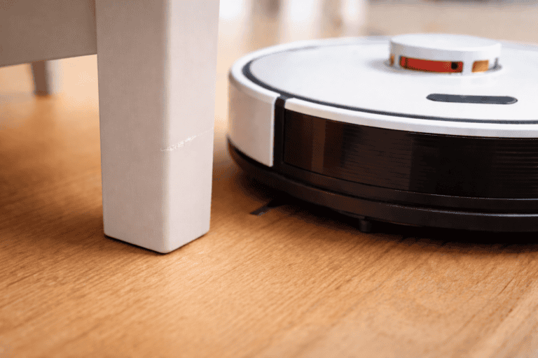 Robotstofzuiger botst tegen meubelpoot
