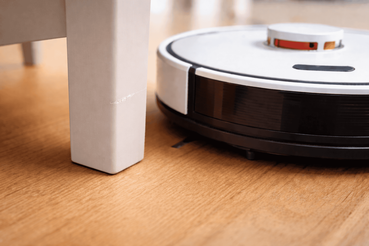 Robotstofzuiger botst tegen meubelpoot
