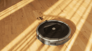 Wat doet een robotstofzuiger als er kaka van de hond ligt?