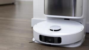 Hoe laadt een robotstofzuiger zich op?